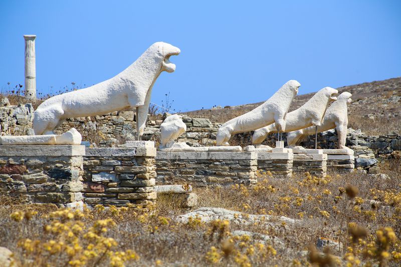 Delos_statues